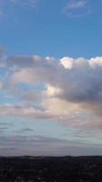 ciel bleu avec des nuages en mouvement video