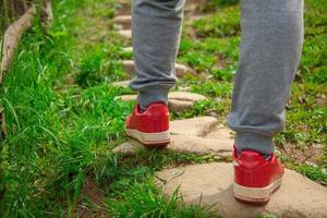 chico con zapatillas rojas caminando foto