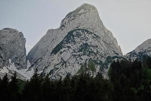 montañas cubiertas de nieve en vorderer gosausee, gosau, alta austria. foto