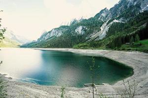 lago y montañas en vorderer gosausee, gosau, alta austria. foto