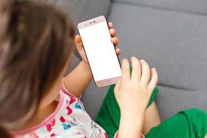 niña con un teléfono inteligente foto