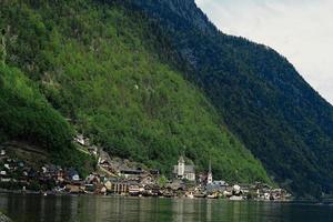 vista panorámica del famoso pueblo de montaña de hallstatt en los alpes austriacos, región de salzkammergut, austria. foto