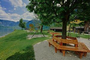 banco de madera en el patio de recreo en hallstatt, austria. foto