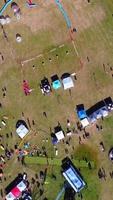 images aériennes de la fête foraine, les gens profitent de l'été chaud dans un parc public local de la ville de luton, une fête foraine a eu lieu avec des manèges effrayants pour les familles. video