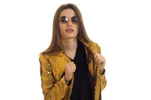 mujer encantadora con gafas de sol redondas y chaqueta dorada brillante foto