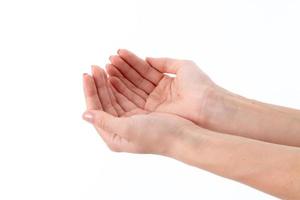 dos manos femeninas con palmas expandidas hacia arriba foto