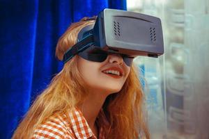 joven mujer atractiva en casco de realidad virtual foto