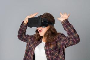 mujer divertida en casco de realidad virtual foto