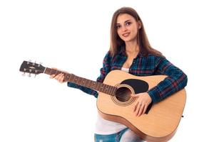 chica morena feliz tocando la guitarra foto