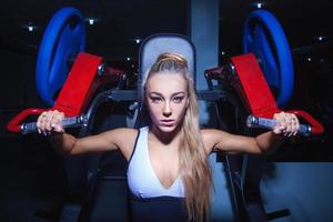 entrenamiento de mujer atlética en el gimnasio foto