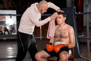 el entrenador apoya al boxeador antes de una pelea foto