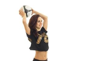 mujer deportiva alegre jugando fútbol y sonriendo foto