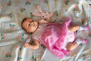 adorable niña recién nacida con vestido rosa foto
