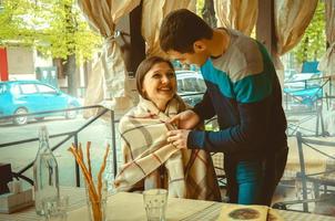 pareja enamorada divirtiéndose en una cita foto