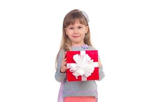 niña con caja de regalo foto