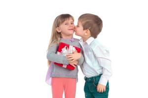 niños con caja de regalo foto