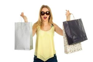 hermosa chica posando con bolsas de compras foto