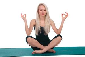mujer practicando yoga foto