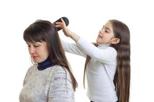 la niña le quita el pelo a su madre foto