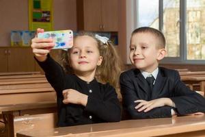 chico y chica en la escuela foto