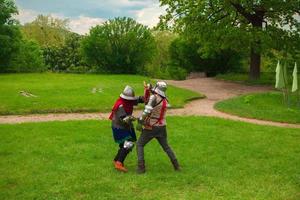 pelea de espadas de caballero foto