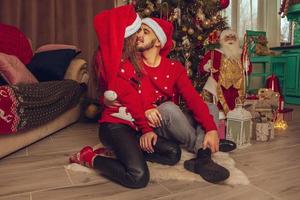 feliz pareja enamorada celebra navidad y año nuevo foto