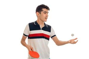 joven deportista entrenando ping-pong aislado sobre fondo blanco foto