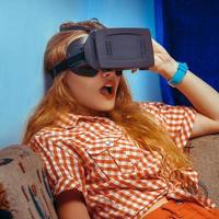 chica con gafas de realidad virtual foto