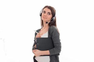 retrato de una joven y linda trabajadora del centro de llamadas con auriculares y micrófono aislado en fondo blanco foto