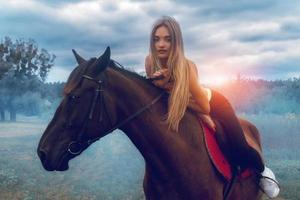 hermosa jovencita posando a caballo foto