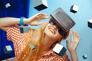 chica con casco de realidad virtual foto