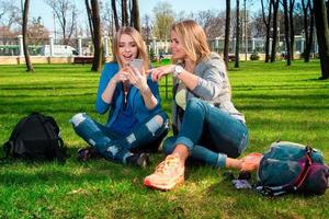 chicas relajándose en el parque foto