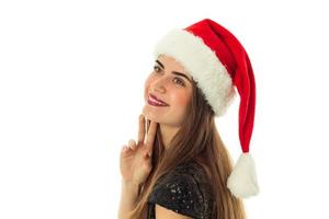 retrato de una mujer feliz y encantadora con sombrero de santa foto