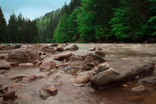 río tormentoso de montaña con fondo rocoso foto