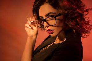 secretaria joven sexy con gafas y labios rojos foto