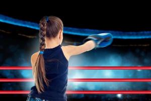 niña en el ring de boxeo dispara un puñetazo foto