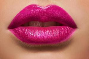 foto macro de los labios de las mujeres con lápiz labial rosa