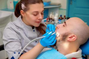 dentista examinando los dientes de un paciente foto