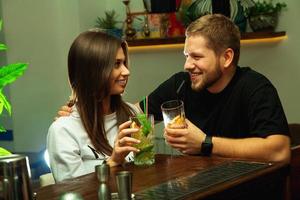 encantadora pareja coqueteando en el bar foto