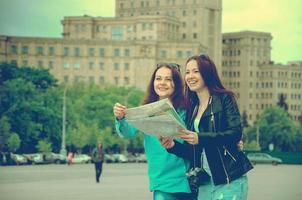 turistas explorando el mapa foto