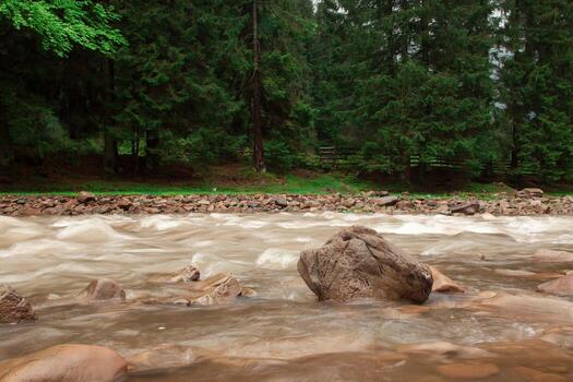 río tormentoso de montaña con fondo rocoso foto