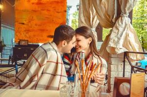 pareja coqueteando y besándose en la cita foto