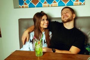 pareja sentada en una mesa en un café foto