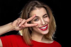 mujer con labios rojos en estudio foto