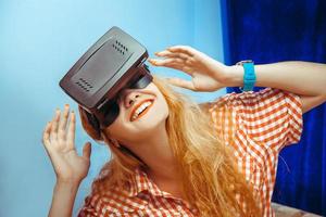 mujer con gafas de realidad virtual foto