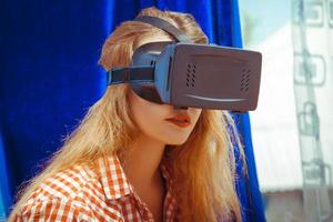 mujer con gafas de realidad virtual foto