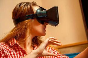 mujer con casco de realidad virtual foto