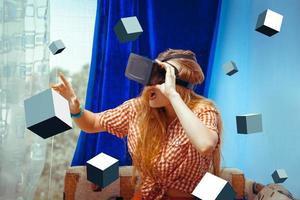 mujer joven seria en casco de realidad virtual foto