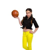 chica con bola naranja en estudio foto