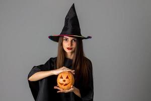 mujer morena con ropa de estilo halloween foto